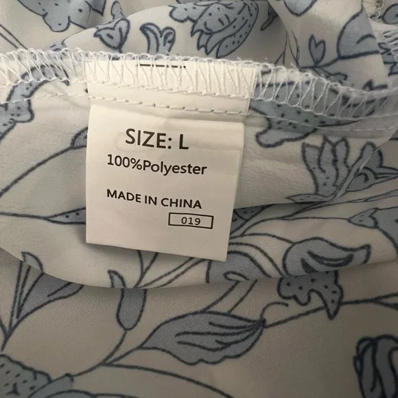 Dokotoo Floral Blue Blouse Top Size Large Worn 1 Time - Picture 12 of 13